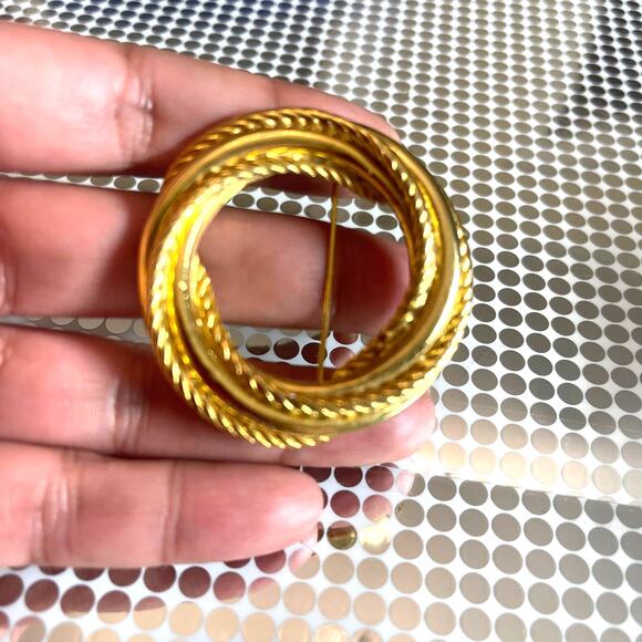 Vintage Gold Tone Textured Braided Heavy circle Brooch Lapel Pin B#18 - Picture 6 of 7